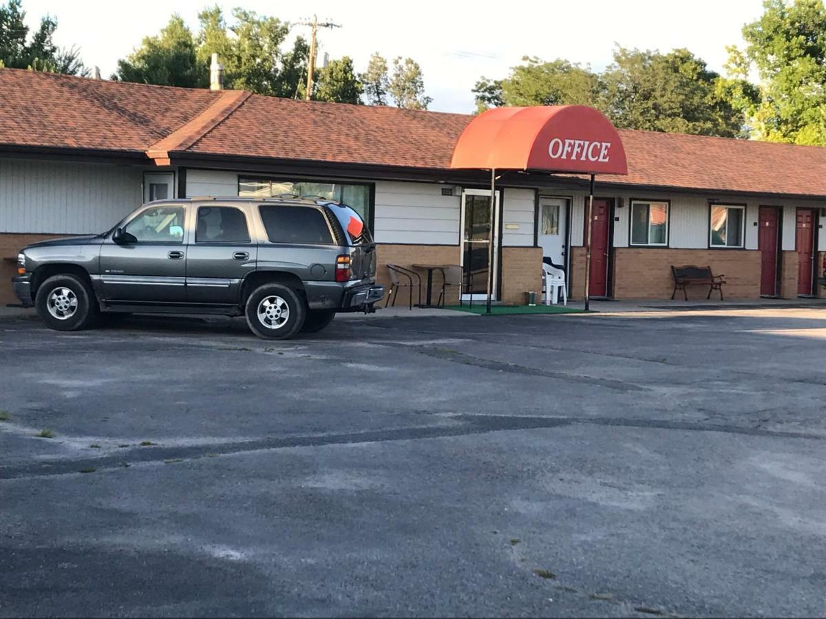 Motel Grand Chadron Bagian luar foto