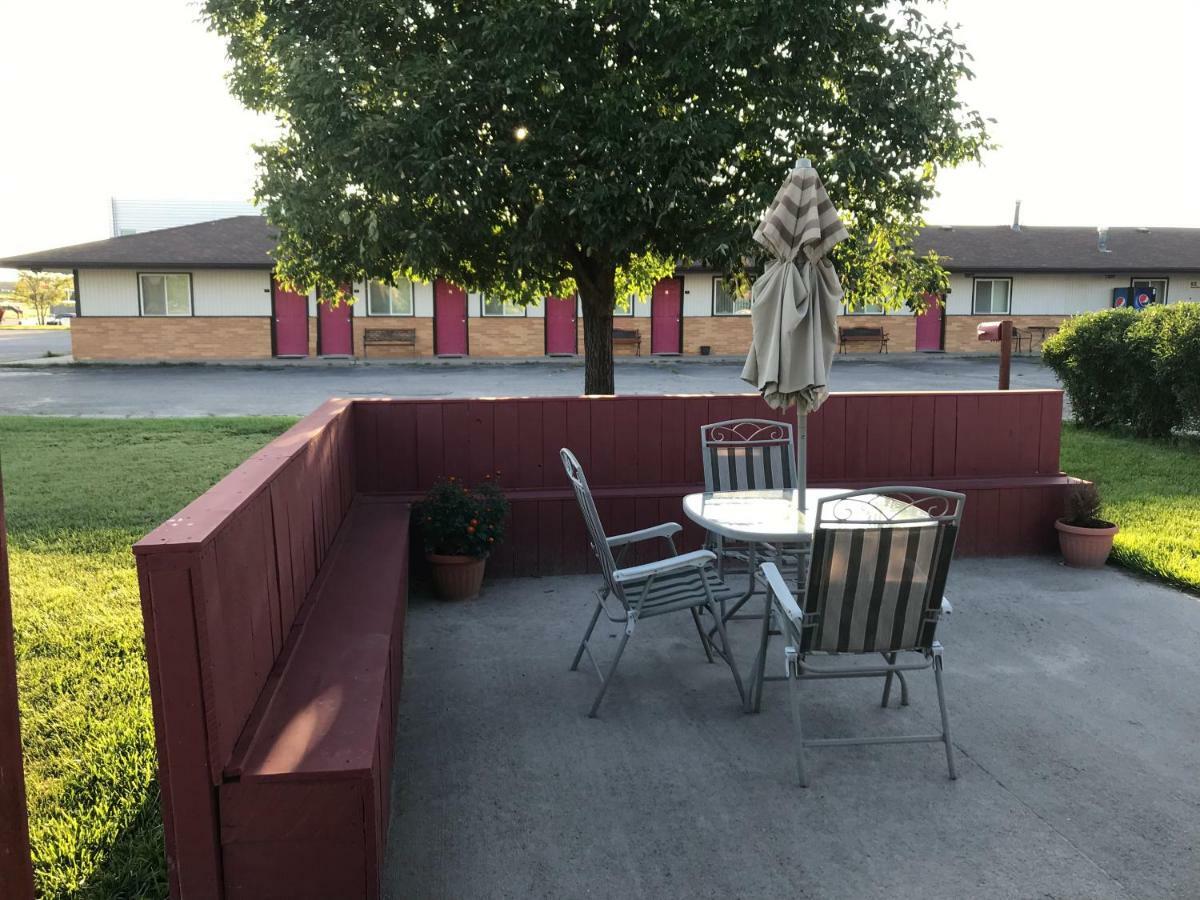 Motel Grand Chadron Bagian luar foto