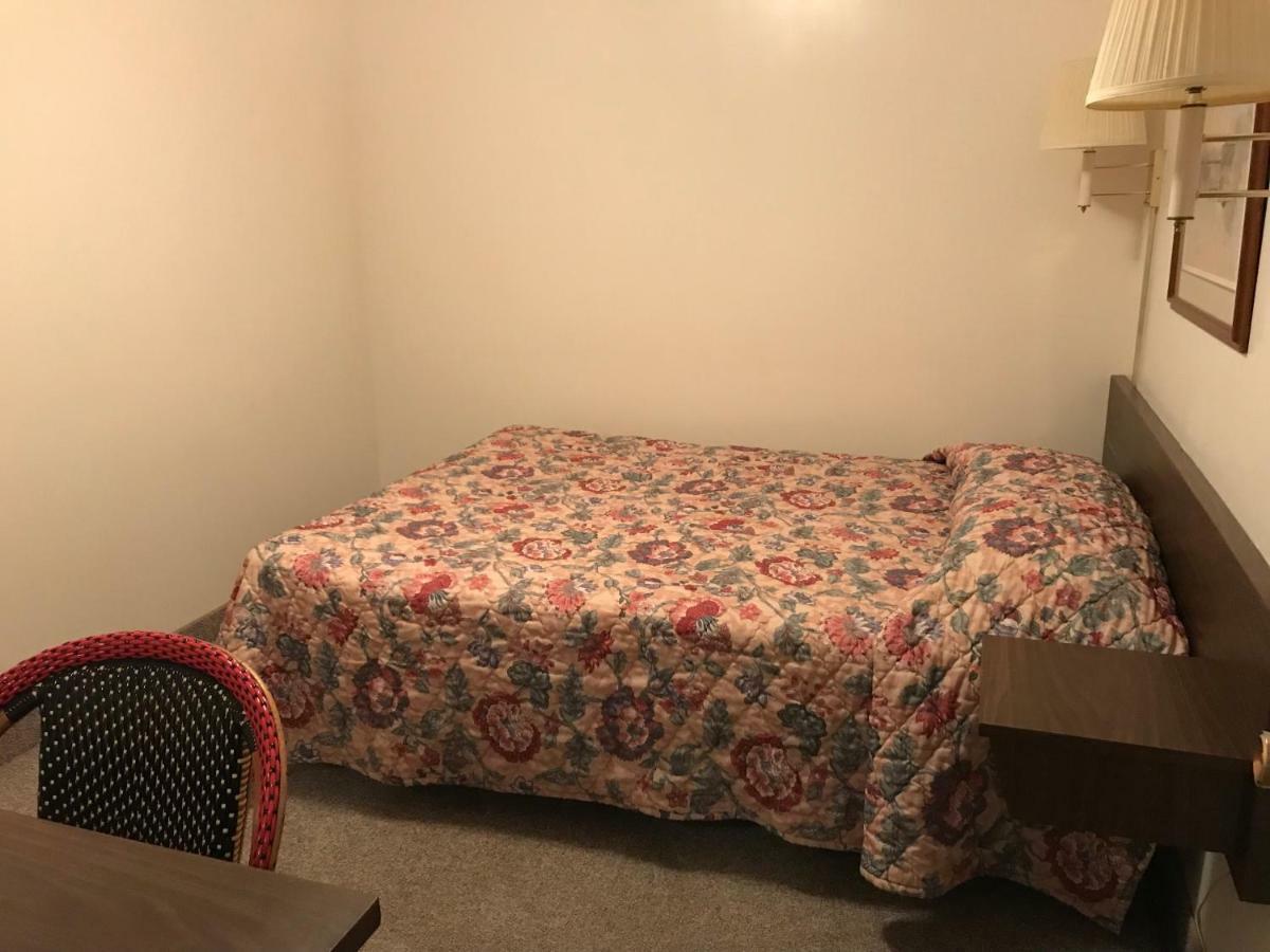 Motel Grand Chadron Bagian luar foto