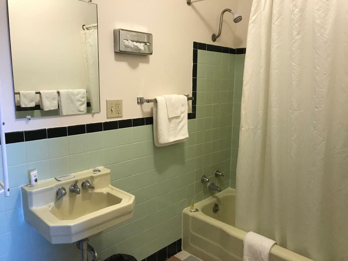 Motel Grand Chadron Bagian luar foto