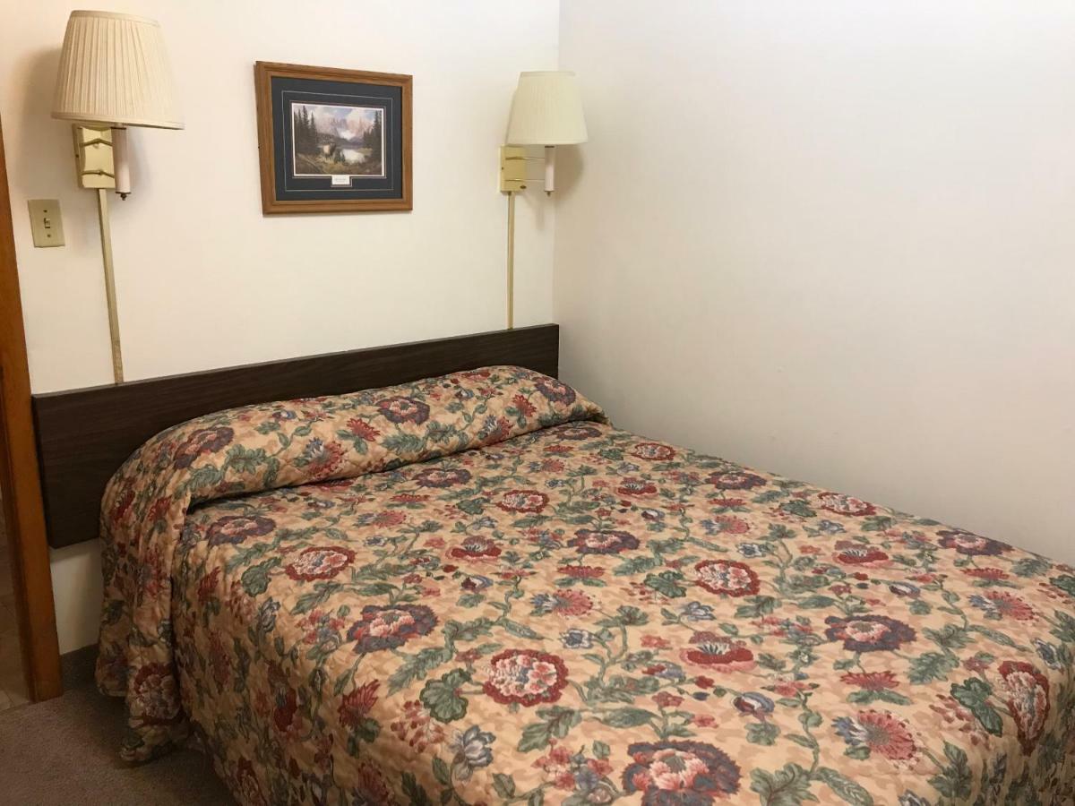 Motel Grand Chadron Bagian luar foto